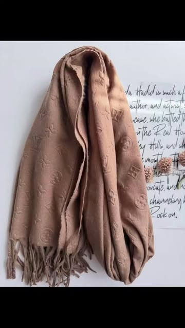 بافت زنانه طرح برجسته ریشهدار به رنگ نسکافهای با بافت نرم رنگ بندی متنوع